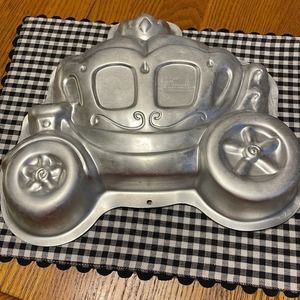 Wilton Cinderella carriage cake pan
